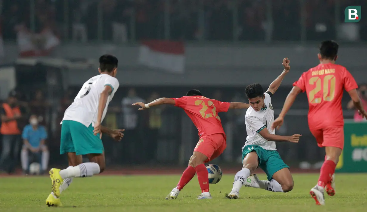 <p>Pemain Timnas Indonesia U-19, Muhammad Ferrari (dua kanan) berebut bola dengan pemain Myanmar, Thein Zaw Thiha dalam pertandingan babak penyisihan Grup A Piala AFF U-19 yang berlangsung di Stadion Patriot Candrabhaga, Bekasi, Minggu (10/7/2022). (Bola.com/M Iqbal Ichsan)</p>