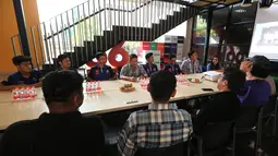 Hari Jumat (23/02/2024), kantor KLY Kapanlagi Youniverse di Gondangdia, Jakarta Pusat, kehadiran tamu spesial. Rombongan tim Yamaha Racing Indonesia melakukan media visit bertemu dengan beberapa media di bawah naungan KLY: Bola.com, Bola.net dan Liputan6. (Bola.com/Abdul Aziz)