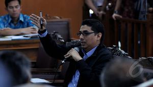 Zainal Arifin Mochtar saat menjadi saksi di praperadilan Budi Gunawan. Zainal Arifin Mochtar dihadirkan menjadi saksi ahli oleh kuasa hukum KPK, Pengadilan Negeri Jakarta Selatan, Jumat (13/2/2015). (Liputan6.com/Johan Tallo)