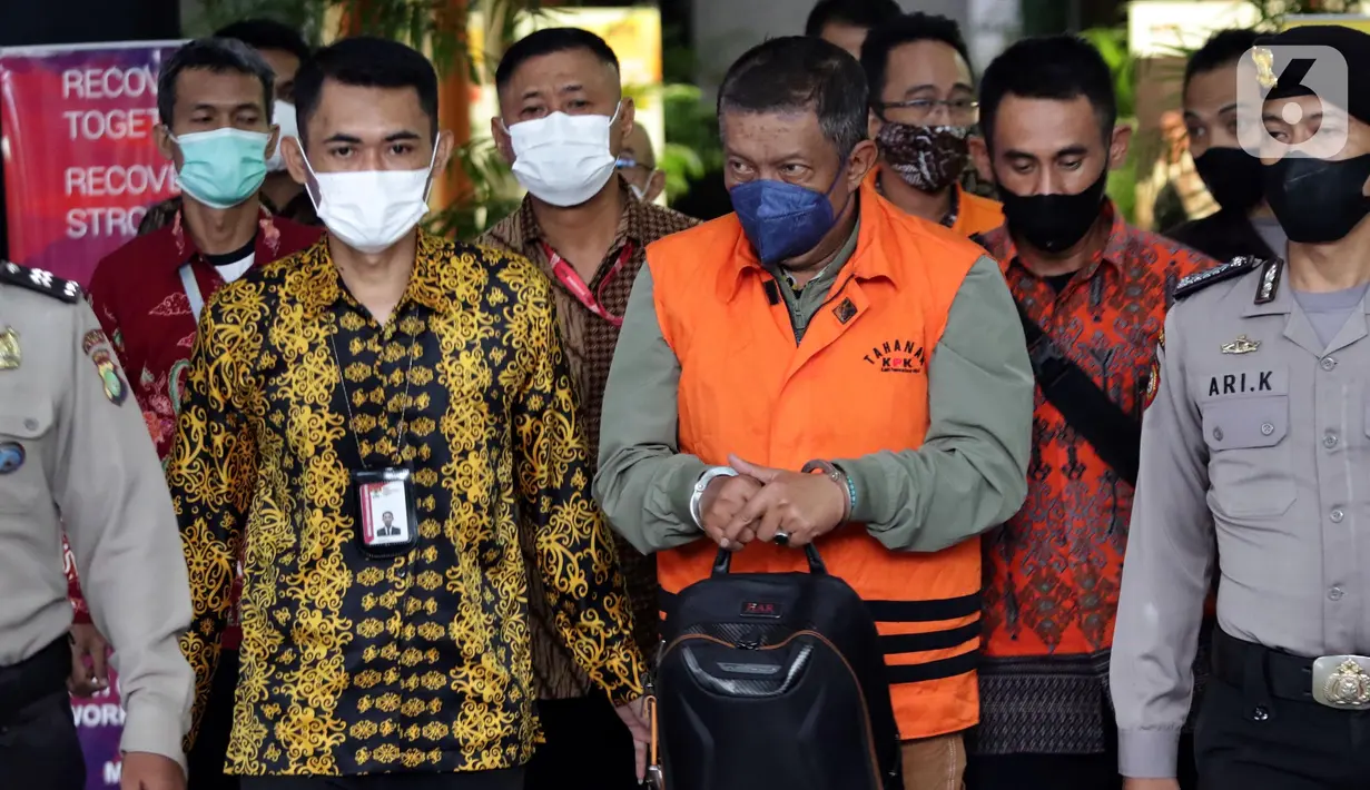 Mantan Wali Kota Yogyakarta, Haryadi Suyuti (rompi oranye) menuju mobil tahanan usai rilis penetapan dan penahanan tersangka di Gedung KPK, Jakarta, Jumat (3/6/2022). Haryadi Suyuti bersama tiga orang lainnya ditahan KPK terkait suap pengurusan perizinan di wilayah Pemkot Yogyakarta. (Liputan6.com/Helmi Fithriansyah)