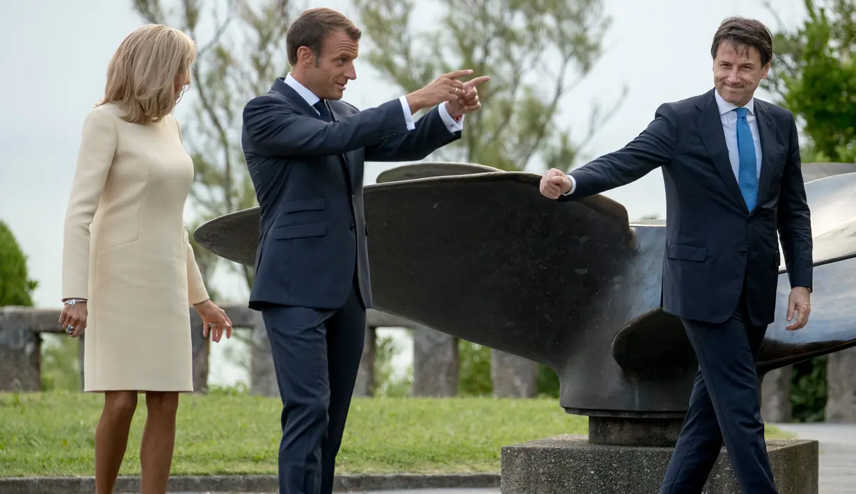Presiden Prancis Emmanuel Macron (tengah) dan istrinya Brigitte Macron (kiri) menyambut kedatangan pemimpin sementara Italia Giuseppe Conte di KTT G7, Biarritz, Prancis, Sabtu (24/8/2019). (AP Photo/Andrew Harnik)