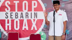 Cawagub DKI, Sandiaga Uno memberikan sambutan saat meluncurkan Satgas 'Stop Sebarin Hoax' di Posko Pemenangan, Menteng, Jakarta, Senin (27/3). Satgas itu bertugas memberi tahu masyarakat seputar berita hoax yang beredar. (Liputan6.com/Gempur M Surya)