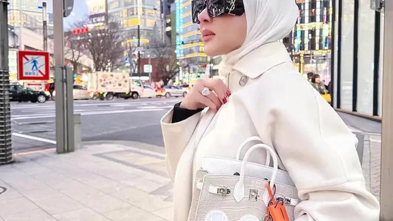 10 Pilihan Model Tas Putih ala Syahrini, dari Model Klasik hingga Super Langka