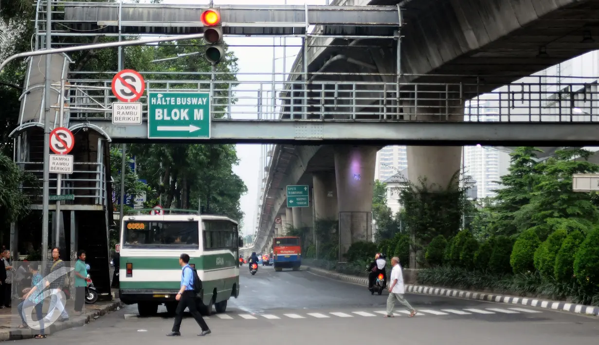 Warga menyeberang di bawah Jembatan Penyeberangan Orang (JPO) di Jalan Iskandarsyah, Jakarta, Selasa (1/11). Tampak kondisi JPO yang sepi dan kurang terawatt. (Liputan6.com/Helmi Fithriansyah)