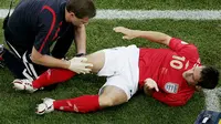 Michael Owen saat mendapatkan cedera pada salah satu pertandingan Piala Dunia 2006 di Jerman (Foto: Telegrahph)