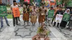 Koalisi organisasi masyarakat sipil dan sejumlah orang yang tergabung dalam gerakan Rakyat menggugat Proyek Strategis Nasional (Geram PSN) melakukan ritual adat berdoa bersama sebelum sidang judicial review di Mahkamah Konstitusi, Jakarta, Selasa (19/8/2025). (merdeka.com/Arie Basuki)