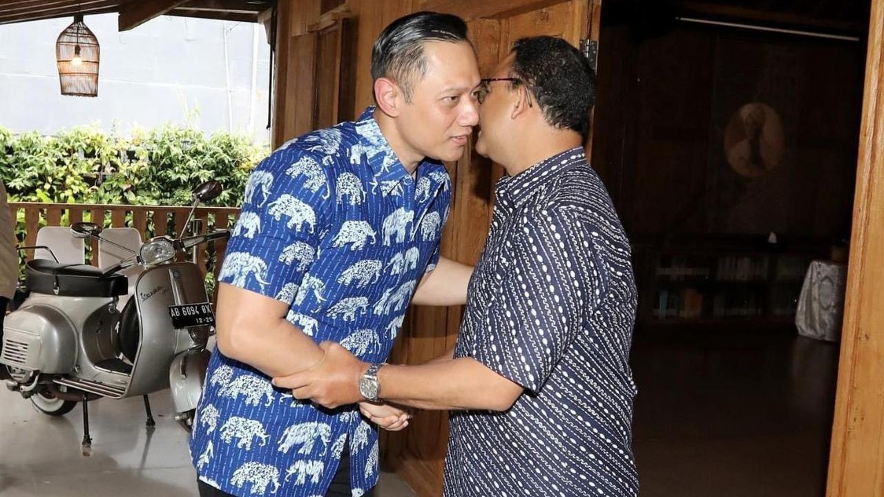SBY menilai, bahwa pribahasa itu seperti apa yang terjadi di dalam tubuh koalisi perubahan.<br><br><br><br><br>