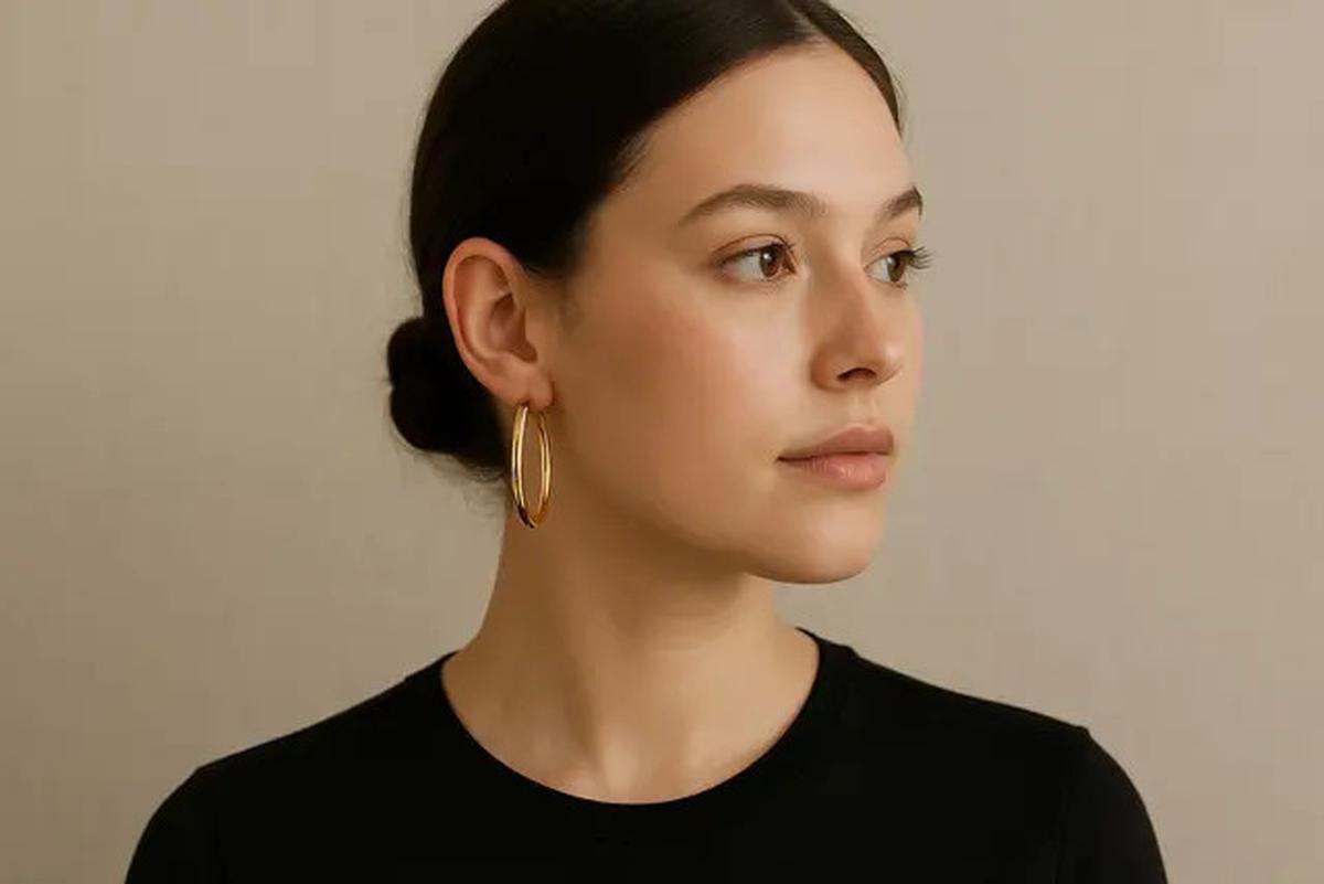6 Pilihan Anting Emas Bulat Minimalis Modern, Percantik Penampilan Elegan Anda di 2025