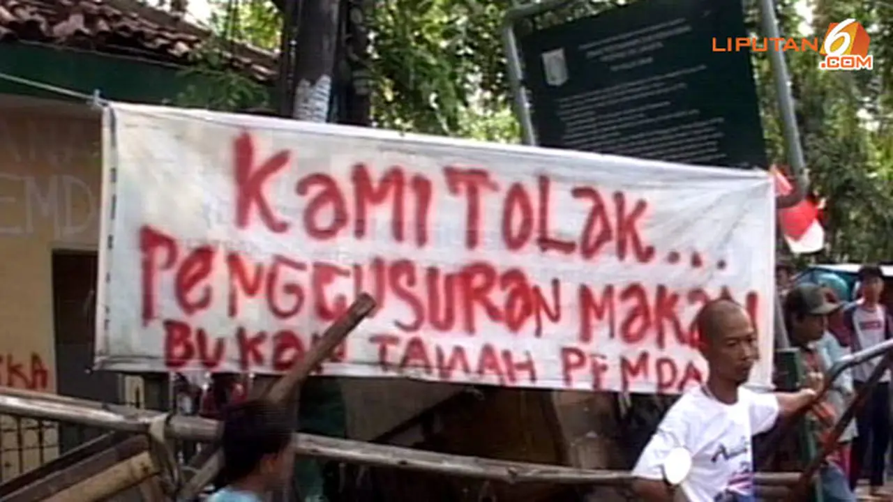 bongkar-makam-130830b.jpg