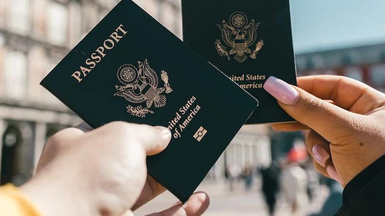 Sebelum kita mulai, mari kita bahas sedikit tentang apa itu visa dan mengapa kita memerlukan visa saat bepergian ke luar negeri.