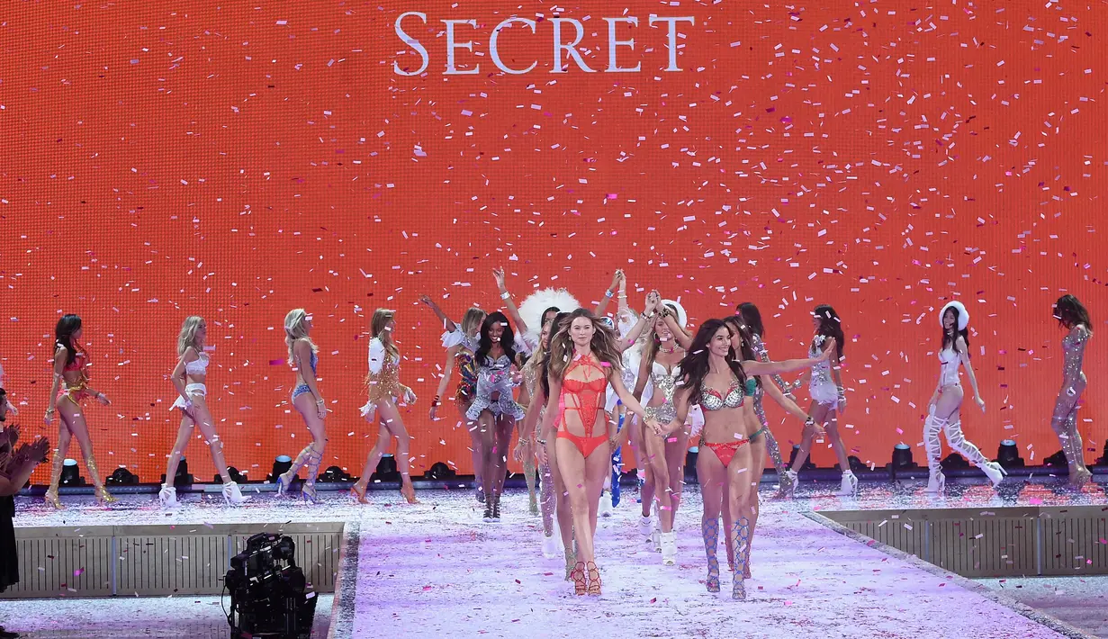 Model dan Victoria Secret Angels, Behati Prinsloo (kiri) dan Lily Aldridge berjalan di atas catwalk saat Victoria’s Secret Fashion Show 2015 di New York City, Selasa (10/11). (Jamie McCarthy/Getty Images/AFP)