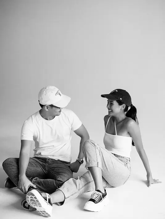 Sejak empat bulan silam, Jossie memutuskan pindah ke Jakarta. Ia memutuskan pindah demi menjalin hubungannya dengan sang kekasih. Selain karena cinta, ia melihat pembangunan ekonomi asia tenggara juga unik. Josse hari pertama mengenal Maudy saat kuliah di Stanford University. (Insternasional/maudyayunda)