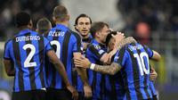Para pemain Inter Milan merayakan gol yang dicetak Nicolo Barella ke gawang Benfica pada leg kedua semifinal Liga Champions 2022/2023, Kamis (20/4/2023) dini hari WIB. (AP Photo/Antonio Calanni)