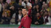 Pemain Timnas Portugal, Cristiano Ronaldo melakukan selebrasi setelah mencetak gol keempat timnya ke gawang Timnas Liechtenstein pada laga Kualifikasi Euro 2024 yang berlangsung di Jose Alvalade, Lisboa, Portugal, Jumat (24/03/2023) dini hari WIB. CR7 berhasil menorehkan rekor baru sebagai pemain dengan torehan caps internasional terbanyak dalam sejarah. Lewat 197 penampilannya bersama Selecao, ia berhasil melewati rekor striker Kuwait, Bader Al-Mutawa yang sebelumnya memimpin dengan 196 caps. (AP Photo/Armando Franca)