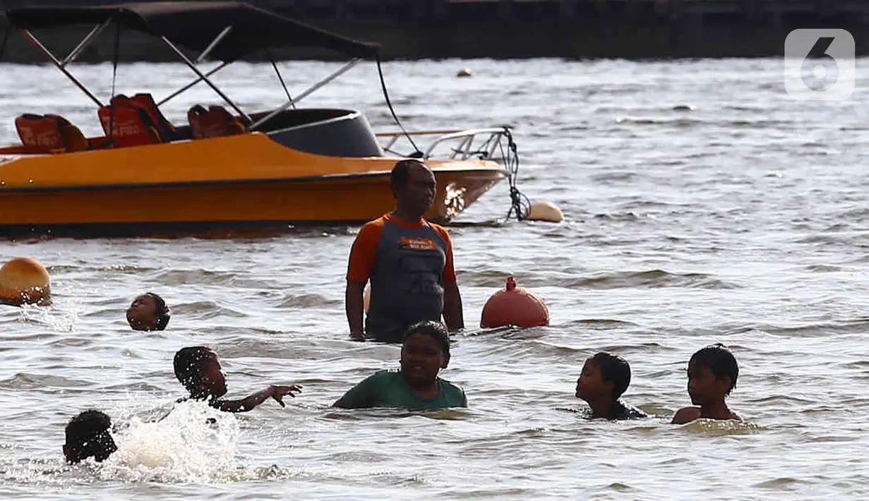 Warga berenang di Pantai Ancol, Pademangan, Jakarta Utara, Rabu (1/6/2022). Libur Nasional Hari Lahir Pancasila, dimanfaatkan warga mengajak sanak saudara tamasya di Pantai Ancol. (Liputan6.com/Herman Zakharia)