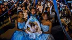 Afro-Kolombia memegang keranjang yang berisi "Nino Dios" (God Child) selama perayaan "Adoraciones al Nino Dios" di Quinamayo, Kolombia (18/2). Acara tersebut adalah perayaan Natal tradisional komunitas Afro-Kolombia. (AFP Photo/Luis Robayo)