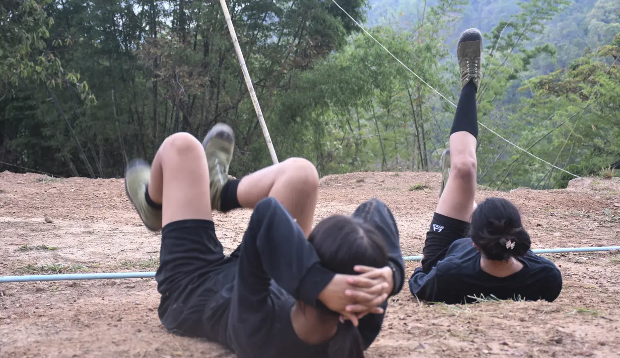 Para gerilyawan dari kelompok pemberontak Partai Progresif Nasional Karenni (KNPP) berlatih di tengah hutan di Negara Bagian Kayah, Myanmar. (Handout/Kantarawaddy Times/AFP)