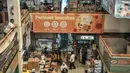Suasana di Pasar Pramuka, Jakarta, Rabu (2/2/2022). Pedagang mengaku penjualan kebutuhan medis seperti obat, masker, dan oksigen mulai diburu warga sebagai antisipasi melambungnya harga seiring terus melonjaknya kasus positif COVID-19. (merdeka.com/Iqbal S. Nugroho)