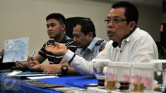Petugas imigrasi beserta Kepolisian Polres Jaksel memberikan keterangan pers  di Kantor Imigrasi, Jakarta, Kamis (21/1/2016). Petugas imigrasi mengamankan ratusan kosmetik kecantikan yang diduga ilegal. (Liputan6.com/Yoppy Renato)