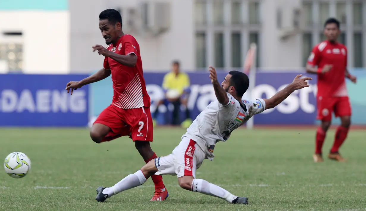 Gelandang Persija Jakarta, Ramdani Lestaluhu, berusaha melewati pemain Bali United pada laga Piala Indonesia 2019 di Stadion Wibawa Mukti, Jawa Barat, Minggu (5/5).(Bola.com/M Iqbal Ichsan)