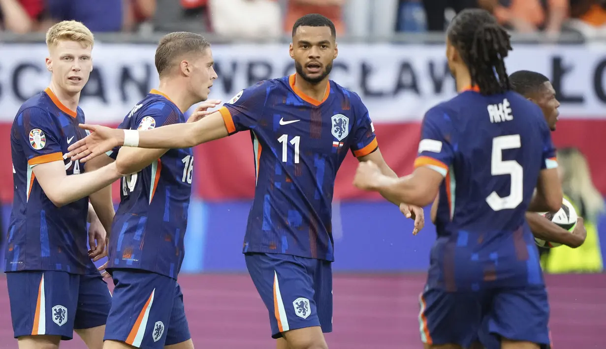 Selebrasi striker Timnas Belanda, Cody Gakpo (tengah) setelah mencetak gol penyeimbang 1-1 ke gawang Timnas Polandia pada laga Grup D Euro 2024 di Volksparkstadion, Hamburg, Jerman, Minggu (16/6/2024). (dpa via AP Photo/Sina Schuldt)