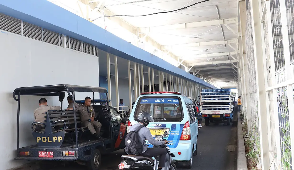 Personel Satpol PP berjaga di bawah skybridge Tanah Abang, Jakarta, Selasa (8/1). Penjagaan tersebut dilakukan untuk mencegah PKL yang berjualan di sekitar Stasiun Tanah Abang. (Liputan6.com/Immanuel Antonius)