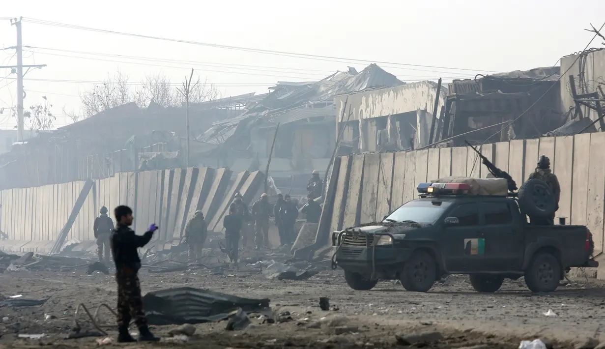 Pasukan keamanan Afghanistan berada di lokasi sehari setelah serangan di Kabul, Afghanistan (15/1). Menurut pejabat setempat, seorang pembom bunuh diri Taliban meledakkan kendaraan bermuatan bahan peledak pada Senin malam. (AP Photo/Rahmat Gul)