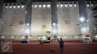 Pekerja sedang membersihkan karpet untuk penyelenggaraan Shalat Idul Adha di Masjid Istiqlal, Jakarta, Rabu (23/9/2015). Pemerintah menetapkan Idul Adha 10 Zulhijah 1436 Hijriah pada Kamis 24 September 2015. (Liputan6.com/Faizal Fanani)