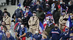 Suporter Prancis saat menyaksikan pertandingan melawan Ukraina pada persahabatan di Stade deFrance di Saint Denis, utara Paris, Rabu (7/10/2020). Prancis menang besar 7-1 atas Ukraina. (AP Photo/Francois Mori)