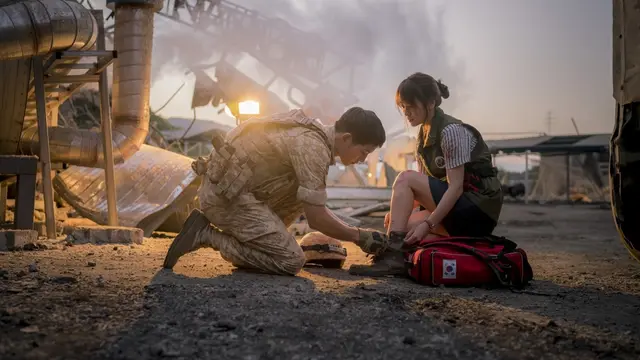 Song Joong Ki dan Song Hye Kyo dalam Descendants of the Sun.  (Foto: KBS2 via Soompi)