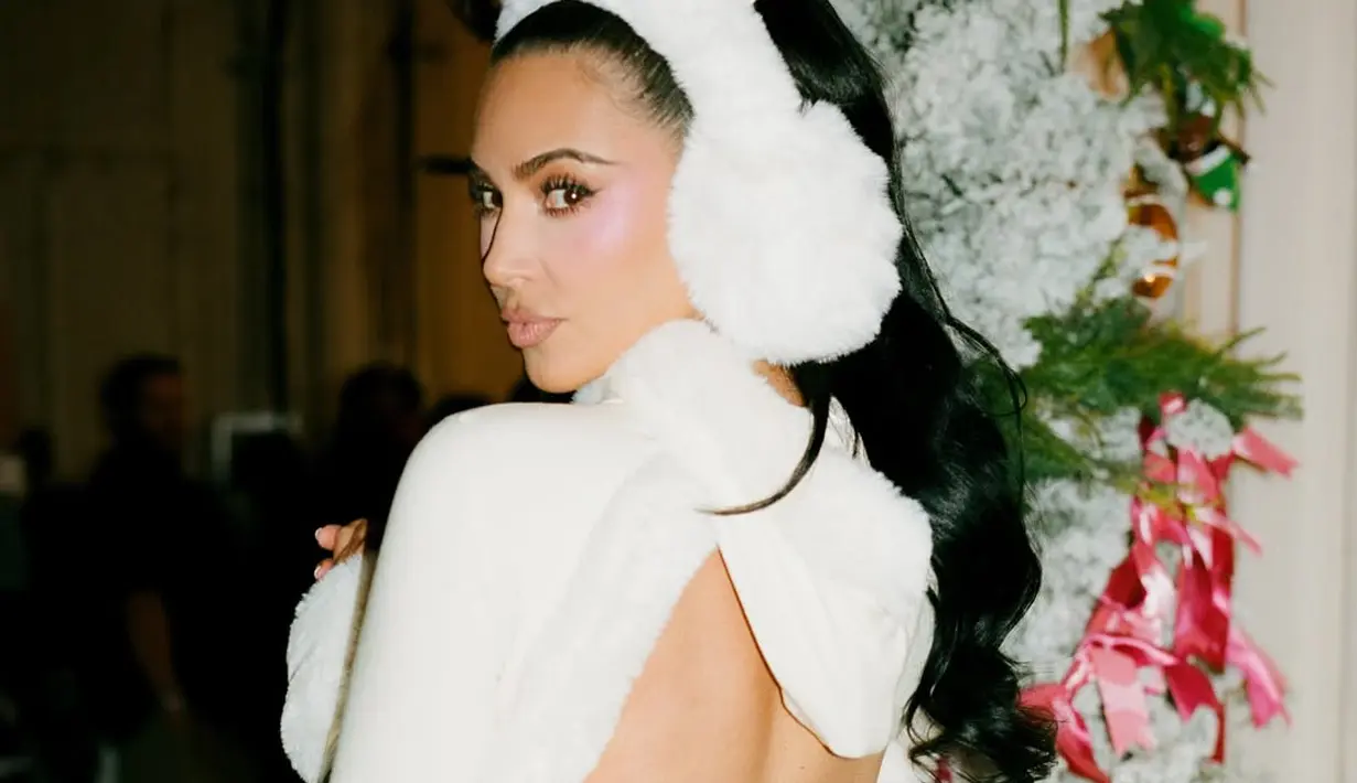 Dalam kesempatan lain, Kim juga membagikan foto dirinya dengan bodysuit putih. [Foto: Instagram/ kim Kardashian]