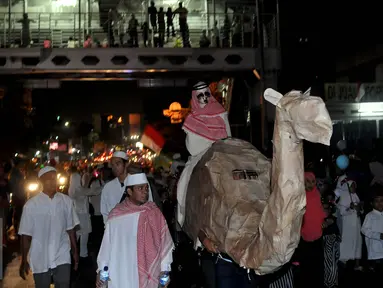 Umat muslim melakukan pawai di kawasan Buncit Raya, Jakarta, Selasa (13/10/2015). Pawai ini dalam rangka menyambut tahun baru 1 Muharram 1437 Hijriah pada Rabu 14 oktober 2015. (Liputan6.com/Johan Tallo)