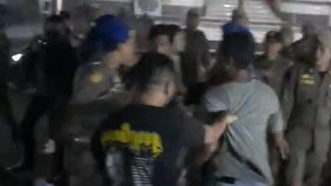 Bentrok Saat Penertiban PKL, Mako Satpol PP Padang Diserang