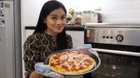 Titi Kamal membagikan resep pizza rumahan yang ia sajikan untuk keluarga tercinta. (dok. YouTube Titi dan Tian)