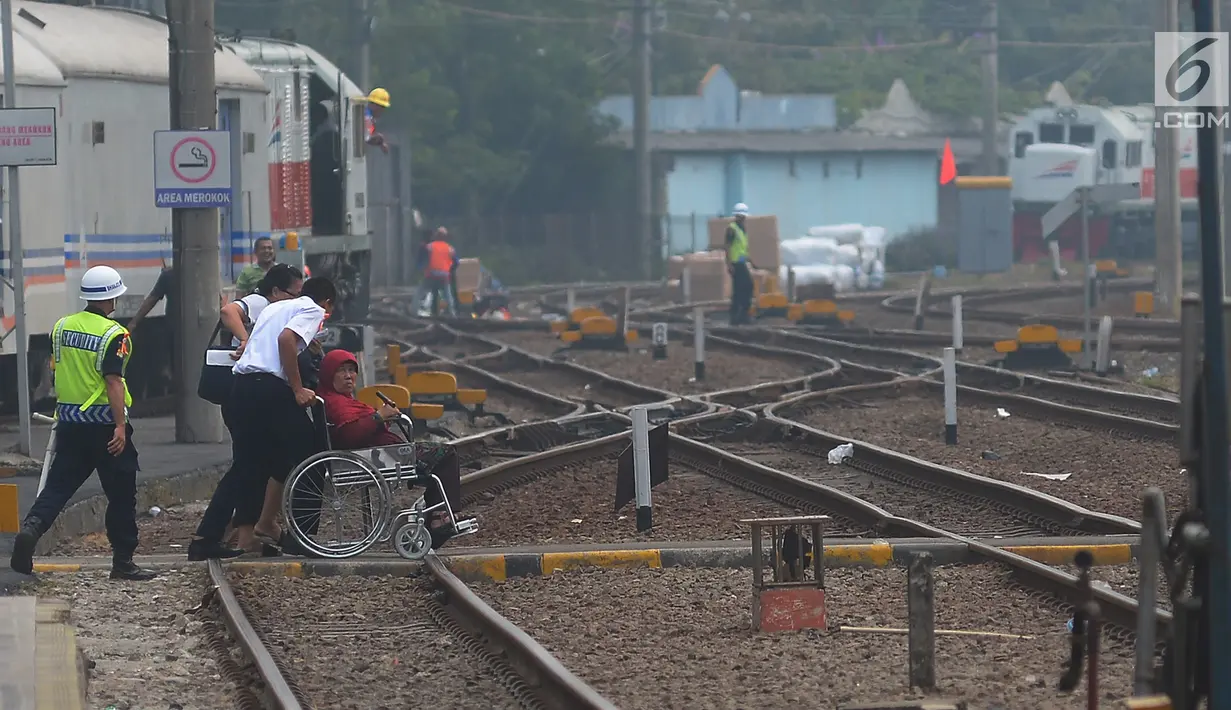Suasana di Stasiun Senen, Jakarta, Jumat (8/6). Berdasarkan data yang dihimpun humas Stasiun Pasar Senen, jumlah keberangkatan penumpang sampai hari ini mencapai 24.922 ribu. (Merdeka.com/Imam Buhori)