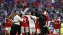 Pemain Arsenal saling berpelukan usai memastikan gelar Piala FA 2016-2017 di Stadion Wembley, London, Sabtu (27/5). The Gunners pun berdiri soliter sebagai penguasa gelar terbanyak di ajang ini dengan 13 trofi. (AP Photo)