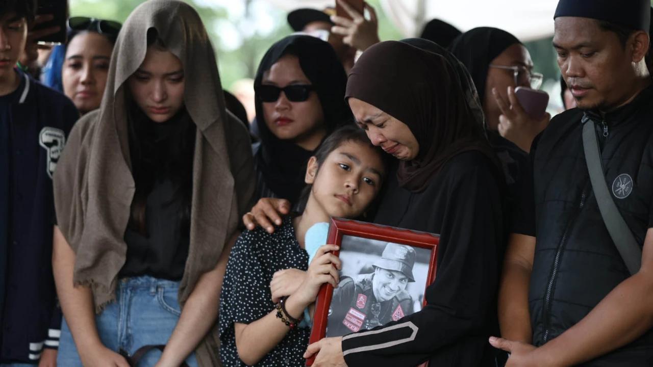 FOTO: Duka Mendalam Mengiringi Pemakaman Gary Iskak di Tanah Kusir