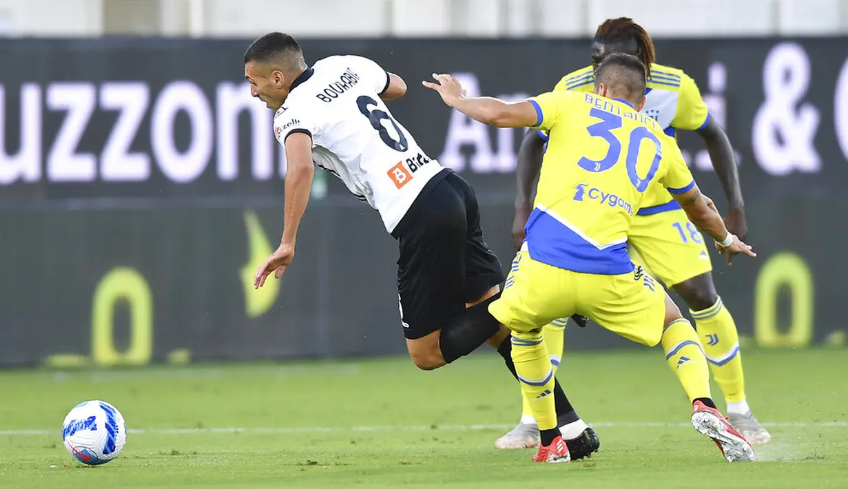 Gelandang Spezia, Mehdi Bourabia mencoba menggiring bola melewati gelandang Juventus, Rodrigo Bentancur pada pekan kelima Serie A Liga Italia di Stadio Alberto Picco, Kamis (23/9/2021) dini hari WIB. Juventus susah payah menang 3-2 di kandang Spezia. (Tano Pecoraro/LaPresse via AP)