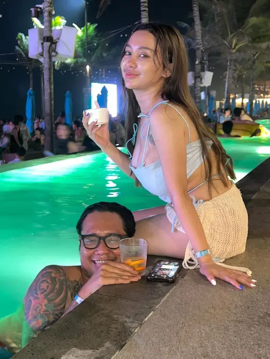 Netter tampaknya cukup kaget melihat keduanya terlihat mesra.  [Instagram.com/pergijauh]