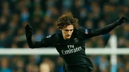 Gelandang PSG, Adrien Rabiot (atas) berusaha melewati gelandang City, Fernando di leg kedua liga Champions di Etihad Stadium, Inggris (13/4). City menang atas PSG dengan skor 1-0. (Reuters/Jason Cairnduff)