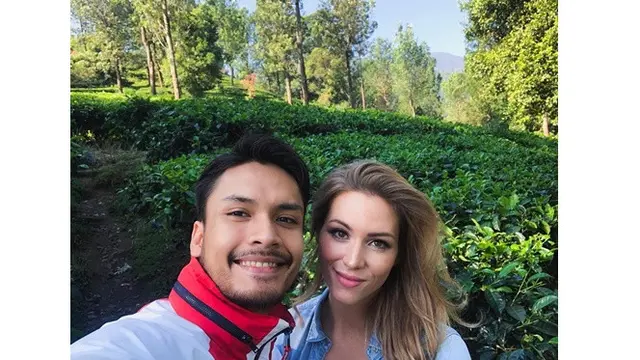 Jarang Tersorot, Ini 7 Momen Mesra Randy Pangalila bareng Istri Bulenya