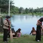 Sejumlah siswa Sekolah Dasar Negeri 7 Tilongkabila saat membersihakan bantaran danau perintis (Arfandi Ibrahim/Liputan6.com)