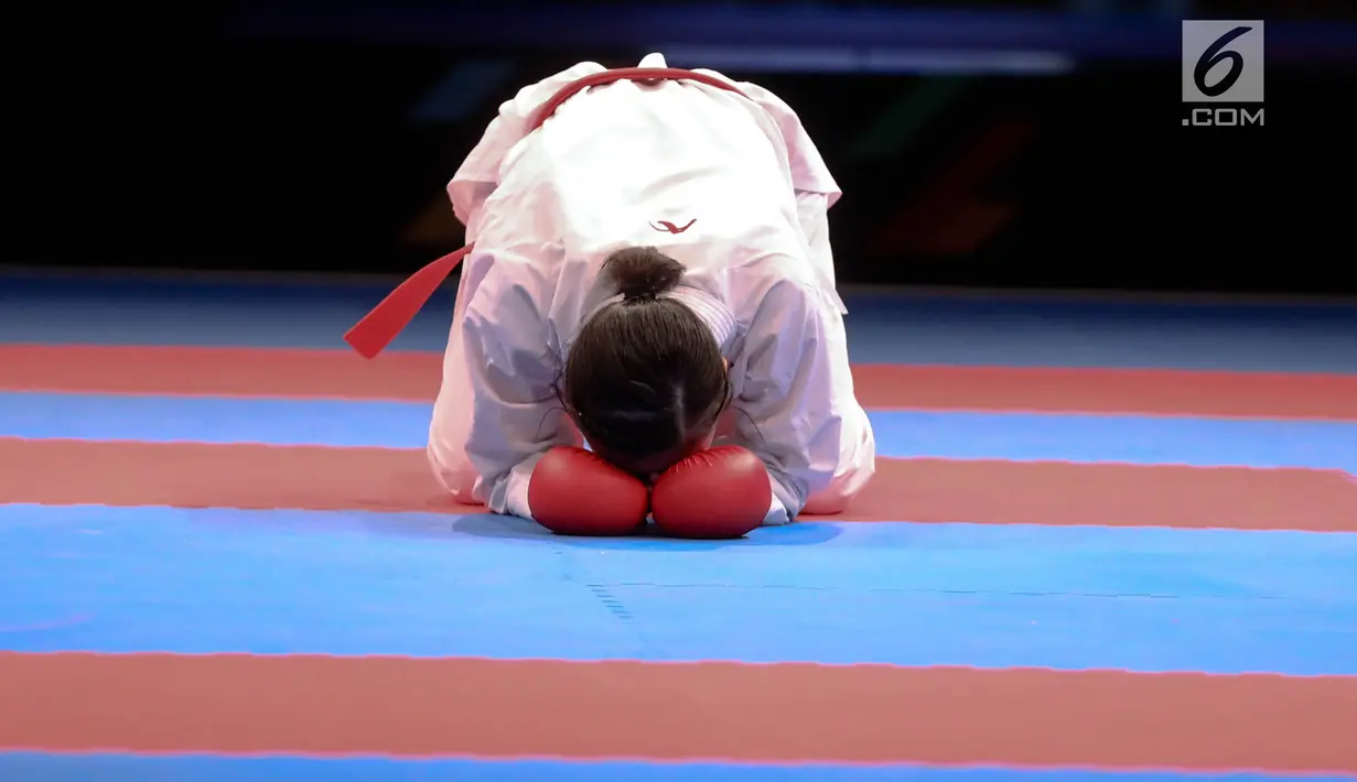 Atlet timnas karateka putri Indonesia, Srunita Sari sujud syukur usai mengalahkan karateka asal Thailand, Paweena Raksachart dengan skor 6-0 dalam nomor kumite bawah 50 kg putri Sea Games 2017, Kuala Lumpur, Malaysia, (22/8). (Liputan6.com/Faizal Fanani)