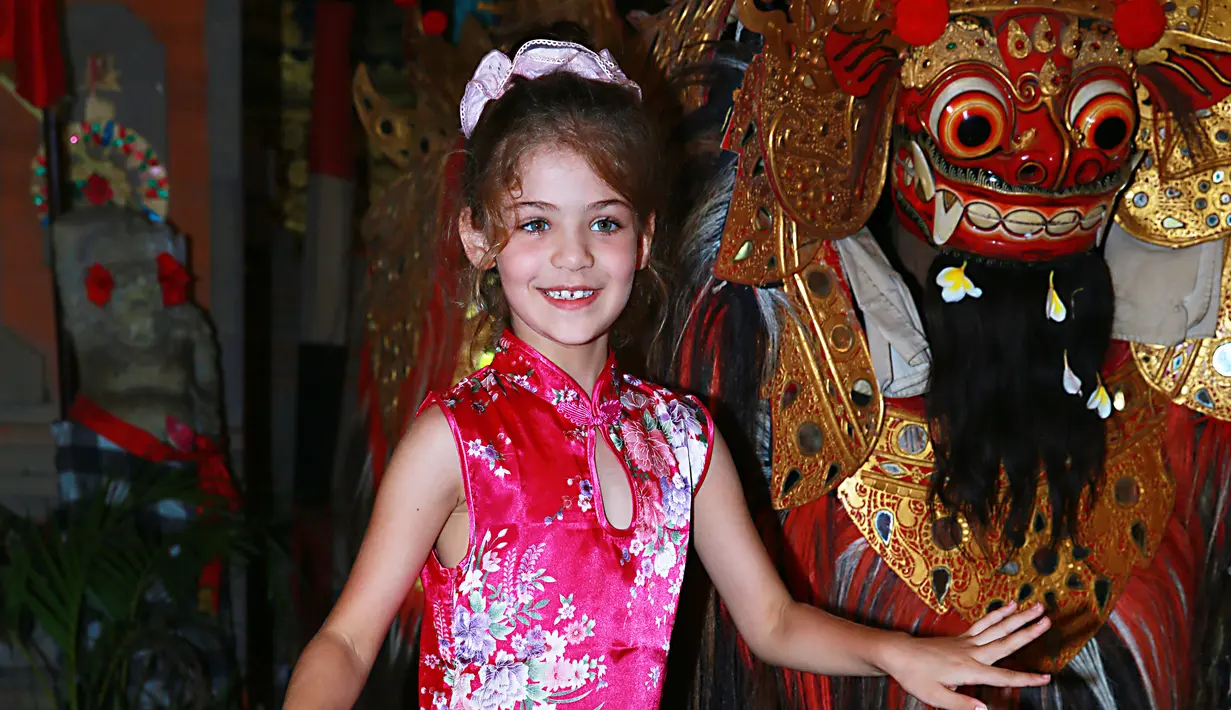 Isabella Damla Guvenilir terlihat riang saat mengunjungi Galeri Semar Kuning di Ubud, Bali. (Deki Prayoga/Bintang.com)