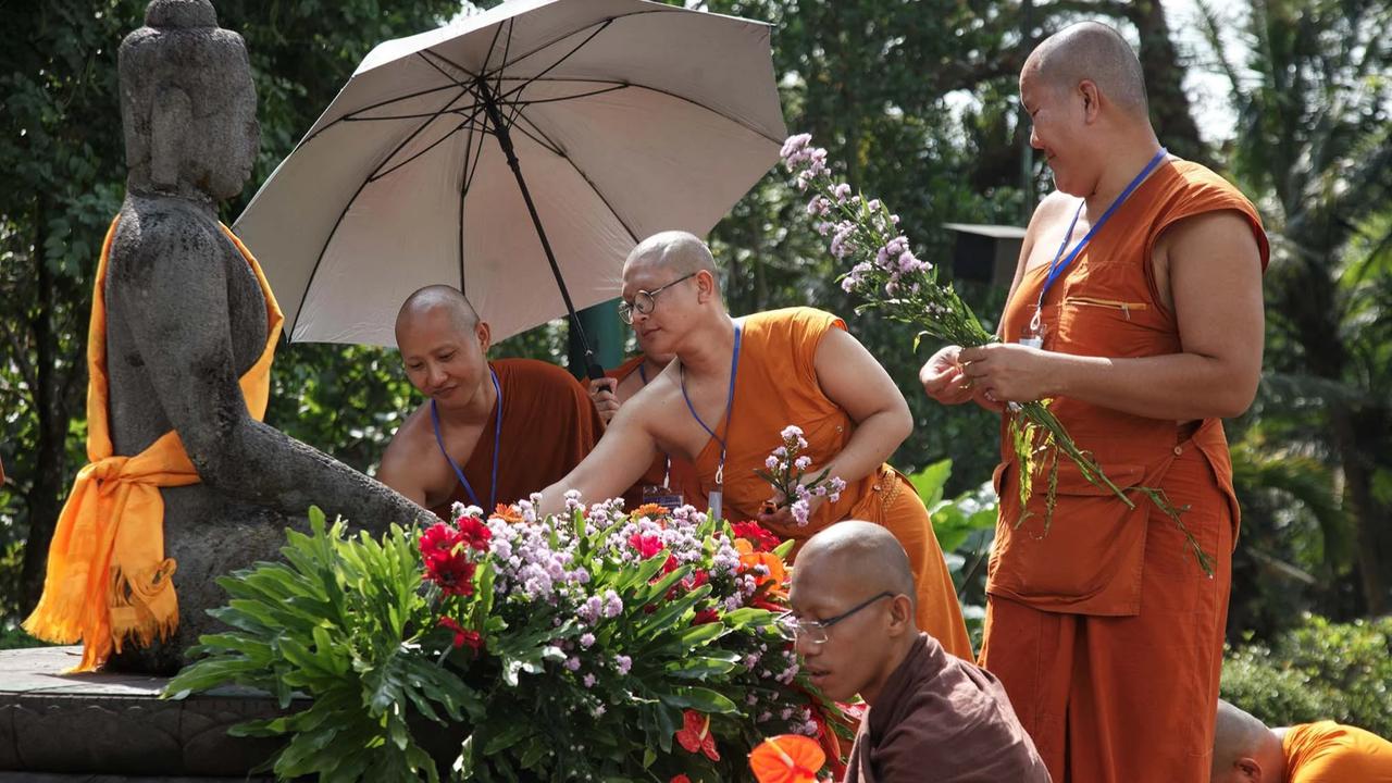FOTO: Ribuan Umat Buddha Hadiri Puncak  Perayaan Waisak di Candi Borobudur