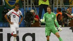 Tim Krul (kanan) menjadi kunci kemenangan Belanda atas Kosta Rika 0-0 (4-3) di perempat final Piala Dunia 2014 di Stadion Fonte Nova, Salvador, (6/7/2014). (REUTERS/Michael Dalder)