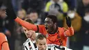 Penyerang Spezia Emmanuel Gyasi berebut bola dengan gelandang Juventus Arthur pada pertandingan Liga Italia pekan ke-28 di Allianz Stadium, Senin (7/3/2022) dini hari WIB. Juventus menang 1-0 atas Spezia lewat gol Alvaro Morata. (Tano Pecoraro/LaPresse via AP)