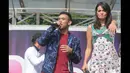 Aksi juara ketiga Music Video Contest Vidio.com, Eros Tjokro saat tampil di acara inBox yang dihelat di Gelora Bung Karno, Jakarta, Rabu (28/1/2015). (Liputan6.com/Herman Zakharia)