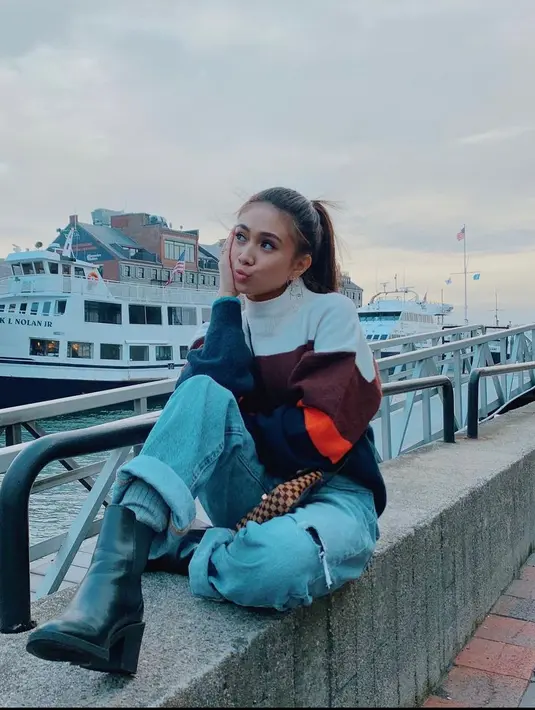 Pony tail adalah gara rambut yang simpel dan rapi. (instagram/nikizefanya)