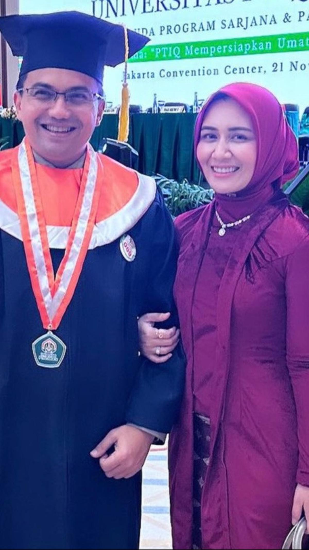 Momen bahagia ini juga didampingi sang istri. Dine Mutiara Aziz tampil cantik mengenakan pakaian warna merah.&nbsp;